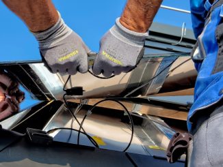 Vanliga installationstekniker för solpaneler och deras fördelar illustration